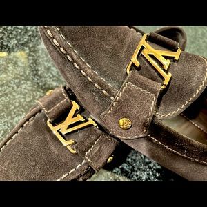 authentic Louis Vuitton driving shoes size 38.5 in a gorgeous chocolate suede.